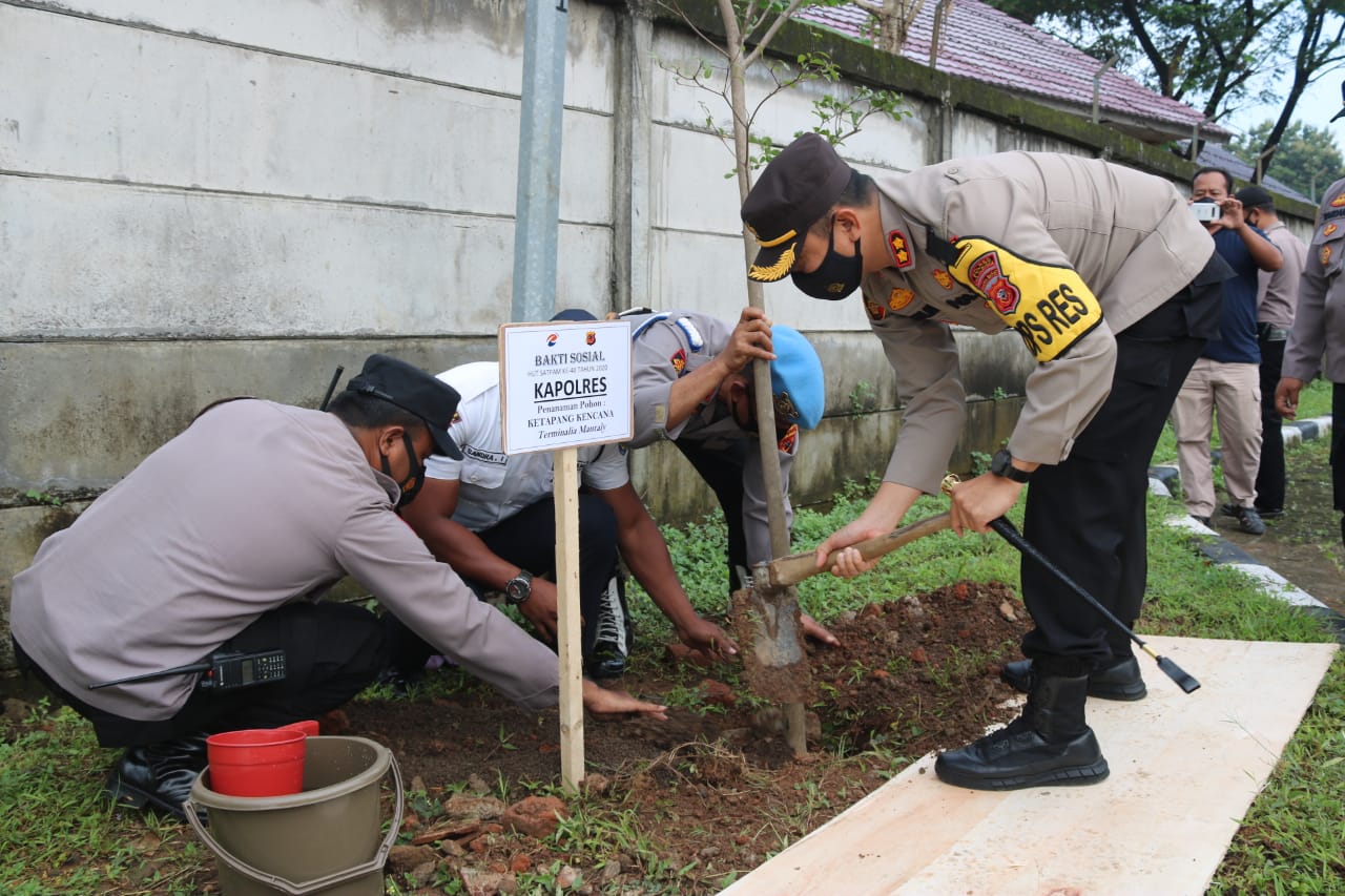 Peringati HUT Satpam Ke 40, Kapolres Majalengka Polda Jabar Lakukan Penghijauan