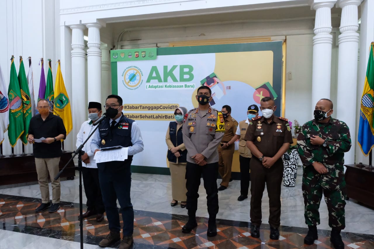 Kapolda Jabar Bersama Gubernur Jabar Rapat Gugus Tugas Percepatan Penanganan Pandemi Covid-19