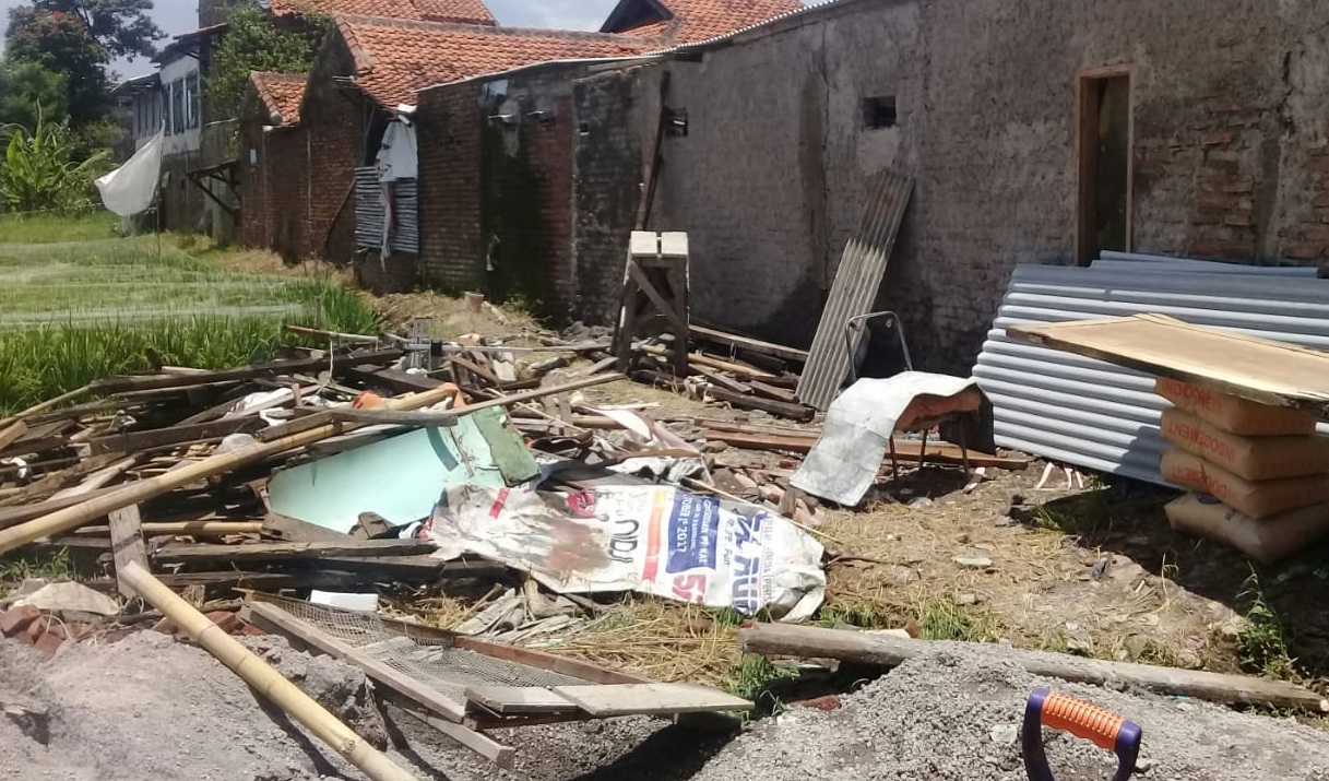 Lurah Cipamokolan Berikan Sedikit Bantuan Terhadap Rumah Warganya yang Alami Ambruk