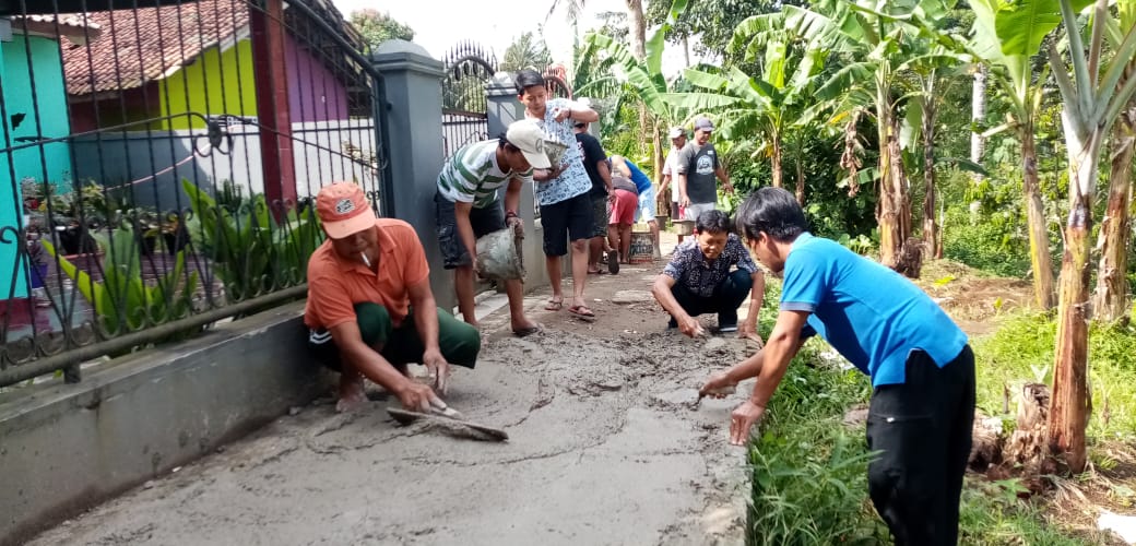 Bangkitkan Budaya Gotong Royong, Warga Kampung Benteng Cicurug Sukabumi Lakukan Kerja Bakti