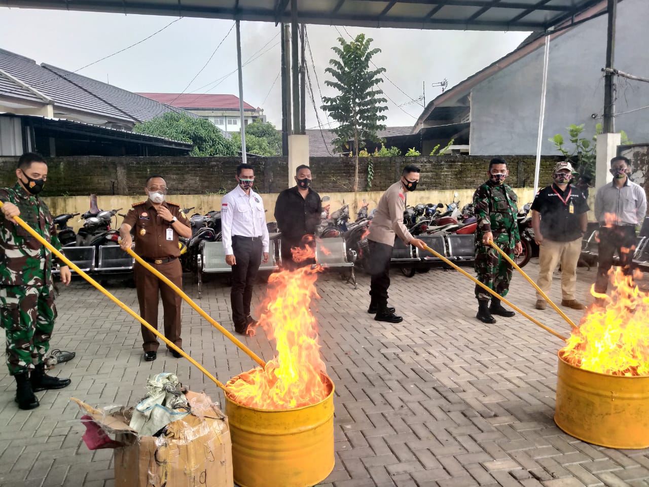 Kapolsek Baleendah Menghadiri Pemusnahan Barang Bukti di Kejaksaan Bale Bandung