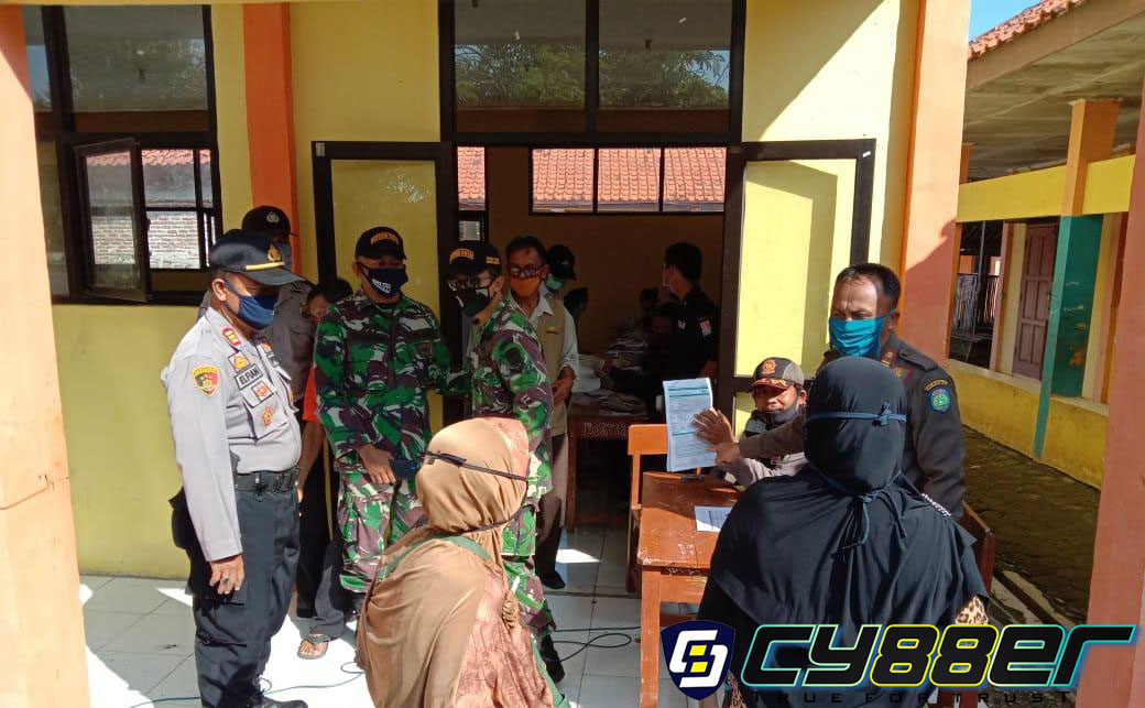 Kapolsek Sliyeg, Pimpin Pengamanan Pendistibusian 516 Kartu KKS Untuk 4 Desa