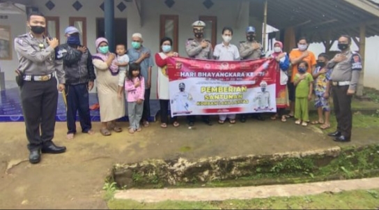 Dalam Peringatan Hari Bhayangkara ke 75 Polres Sumedang Berikan Bantuan