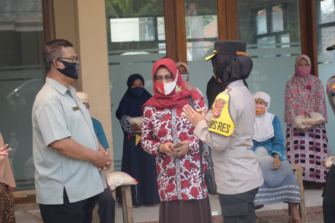 Warga Terdampak Covid-19 Dapat Bantuan Sembako Dari Kapolres Banjar Polda Jabar