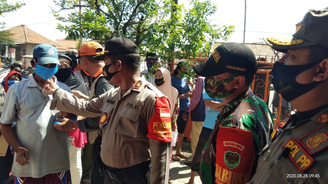 Dukung Gerakan Pemerintah, Polsek Losarang  Bagikan Masker Sebanyak 250 Pcs
