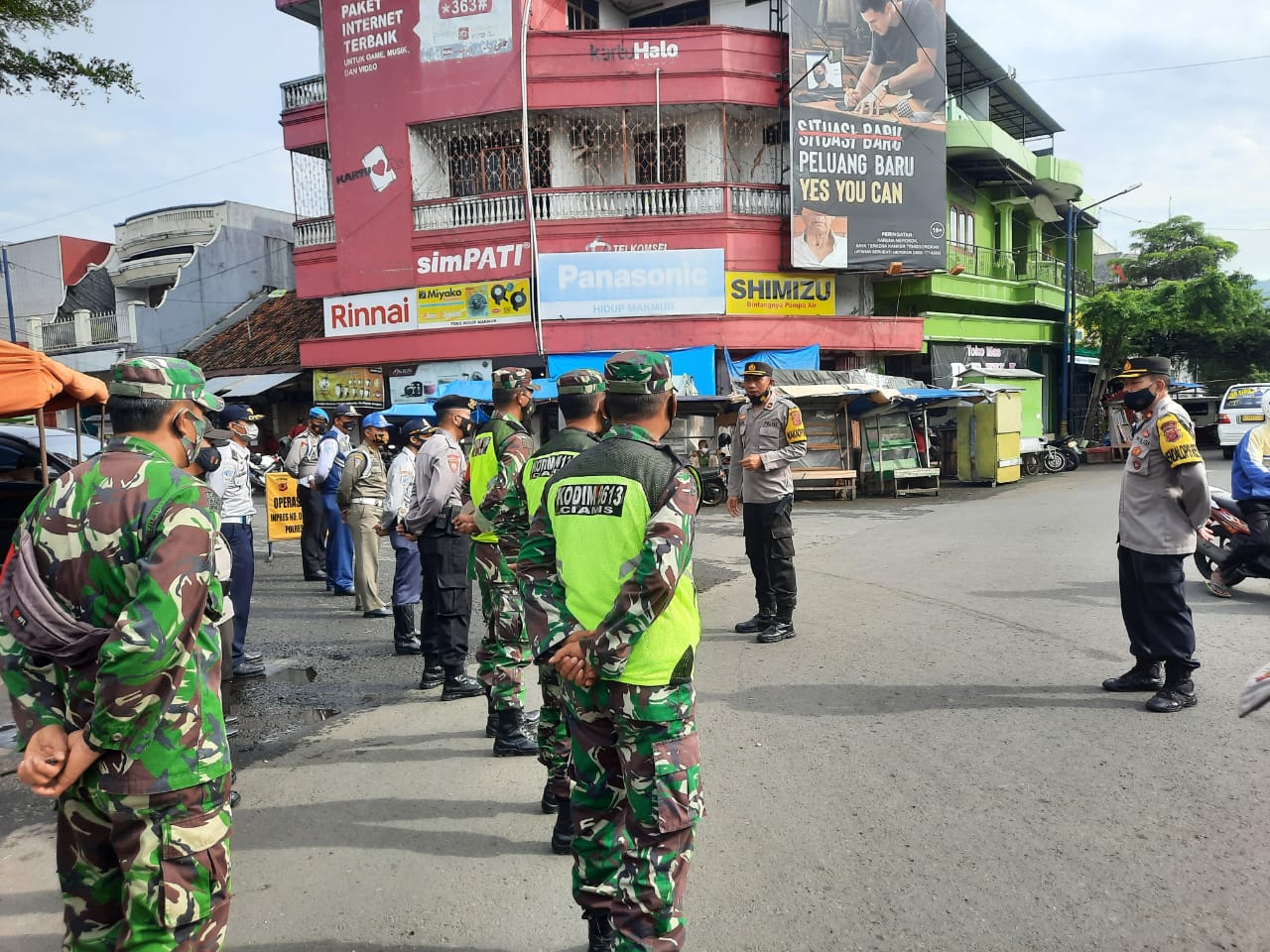 Pimpin Operasi Yustisi, Wakapolres Banjar Cek Ketersediaan Sarana Protokol Kesehatan di Pertokoan Sekitaran Pasar Kota Banjar 