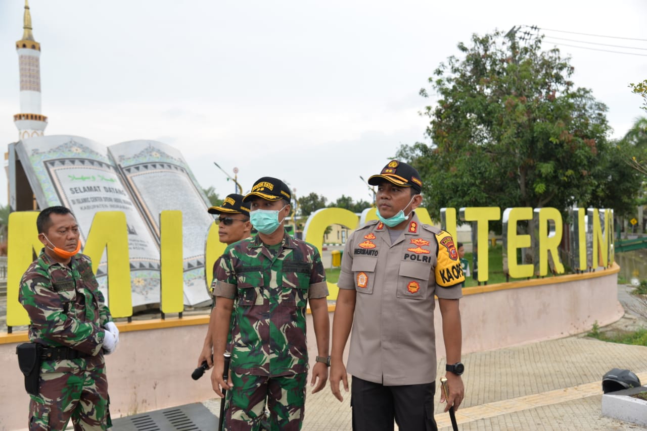 Kapolres Indramayu Pimpin Penyemprotan Disinfektan di Sepuluh Titik 