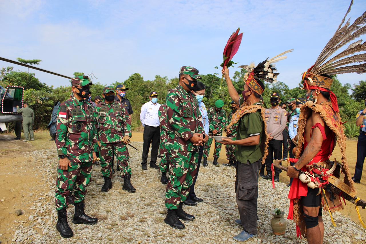Kasum TNI Tinjau Pos Pamtas RI-Malaysia Di Wilayah Kodam XII/Tanjung Pura