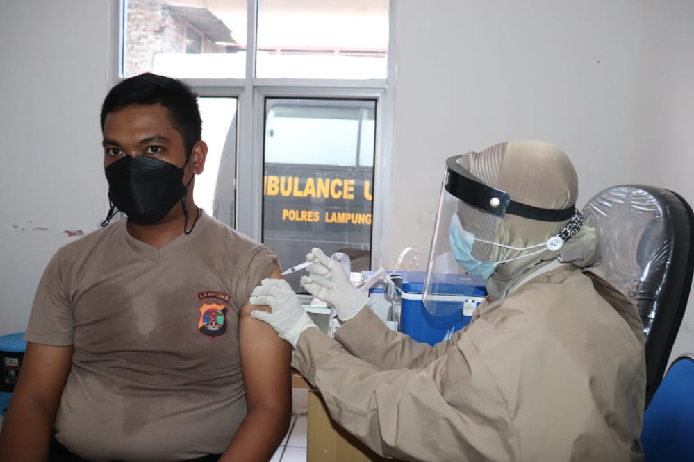 Seluruh Anggota Polres Lamsel Giliran Divaksinasi Covid-19