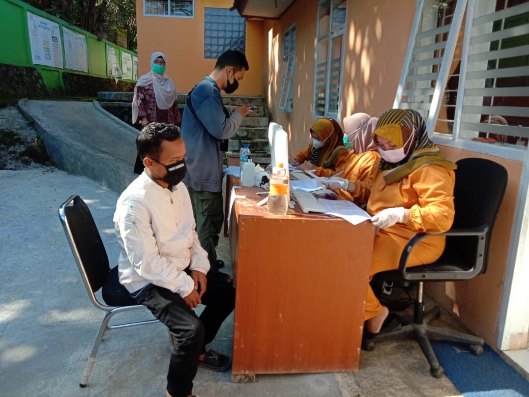 Vaksinasi Massal Ratusan Guru di 4 Desa Kabupaten Sukabumi