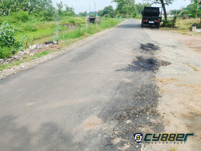 Masyarakat Menyoroti Hasil Pekerjaan Hotmix Poros Jalan dilingkungan Kec Dauwan yang Belum lama Dibangun Sudah Rusak Kembali