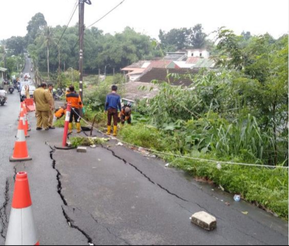 Hujan Deras Menimbulkan Jalan Manunggal Bogor Retak