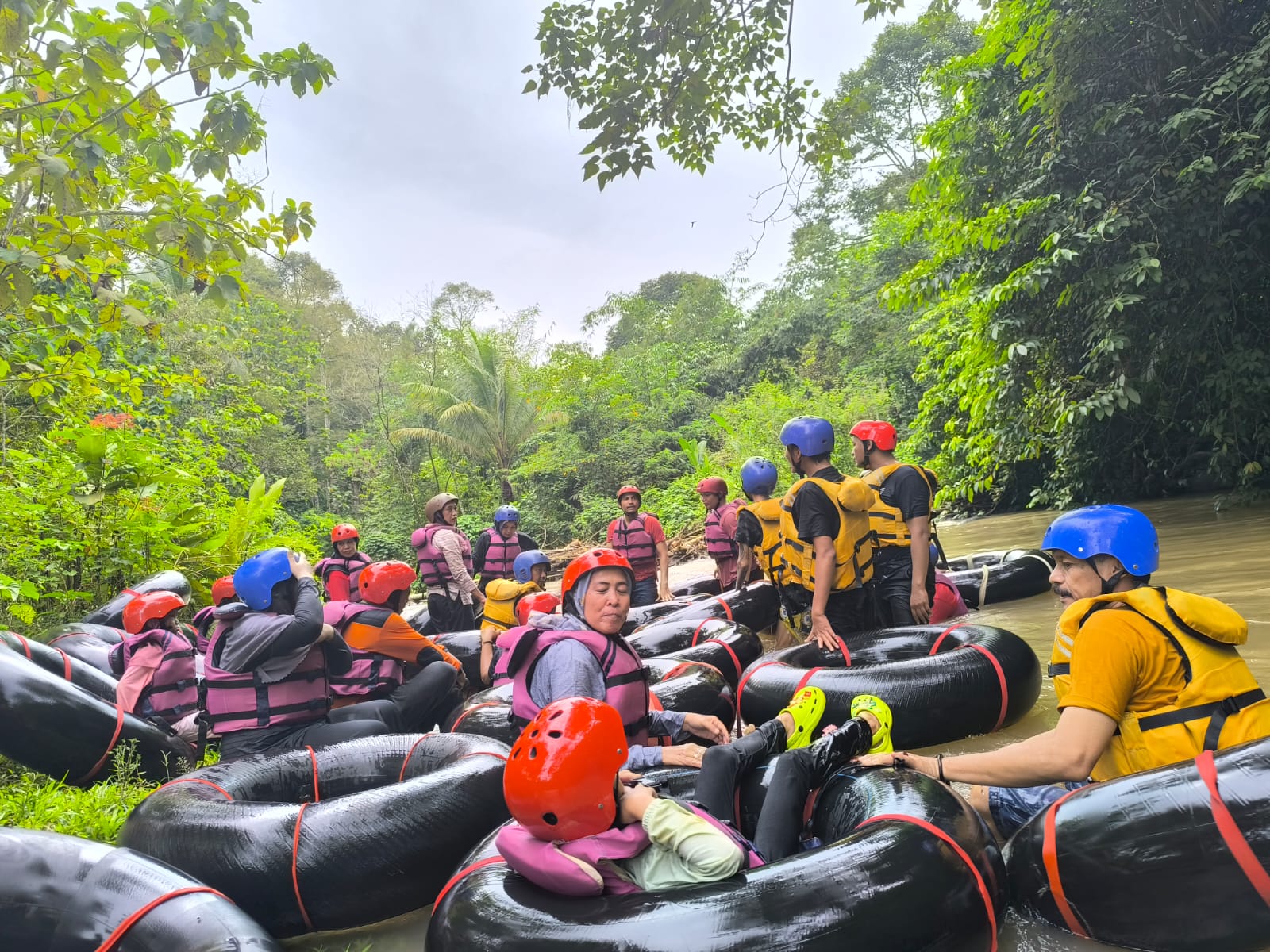 Meningkatkan Solidaritas dan Soliditas Kelurahan Gerem Gelar River Rafting