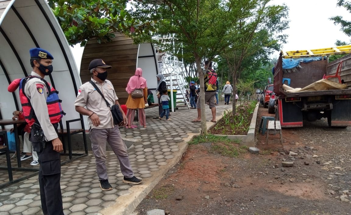 Kasat Pol Air Polres Sumedang Dan Angggotanya Berikan Imbauan Di Tempat Wisata Jatigede 