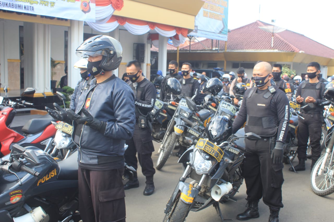 Sambut HUT RI ke 75 Kapolresta Sukabumi Kota Touring Baksos, Bagikan Sembako