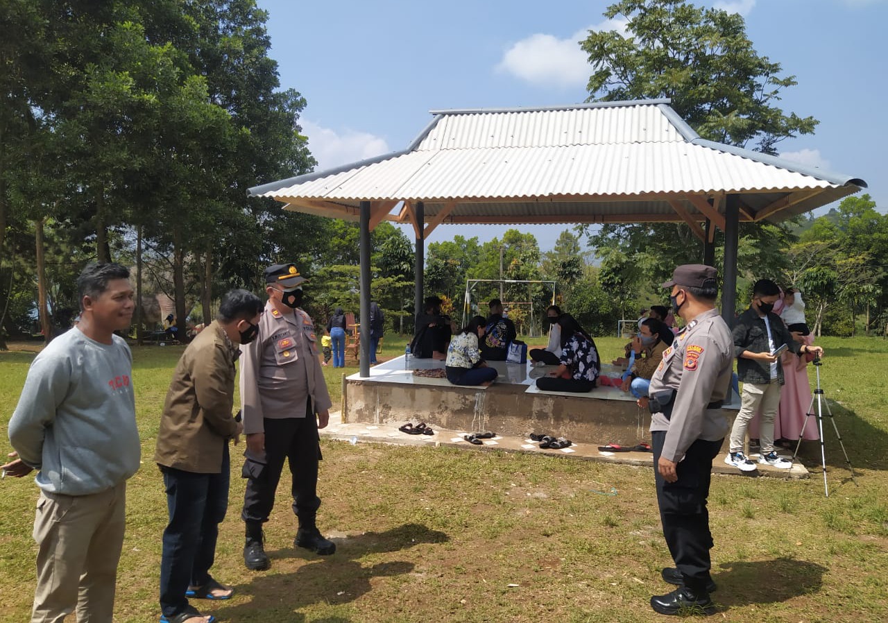 Cegah Covid-19, Personel Polres Majalengka Polda Jabar Himbau Pengunjung Obyek Wisata Taman Dinasourus Terapkan Prokes