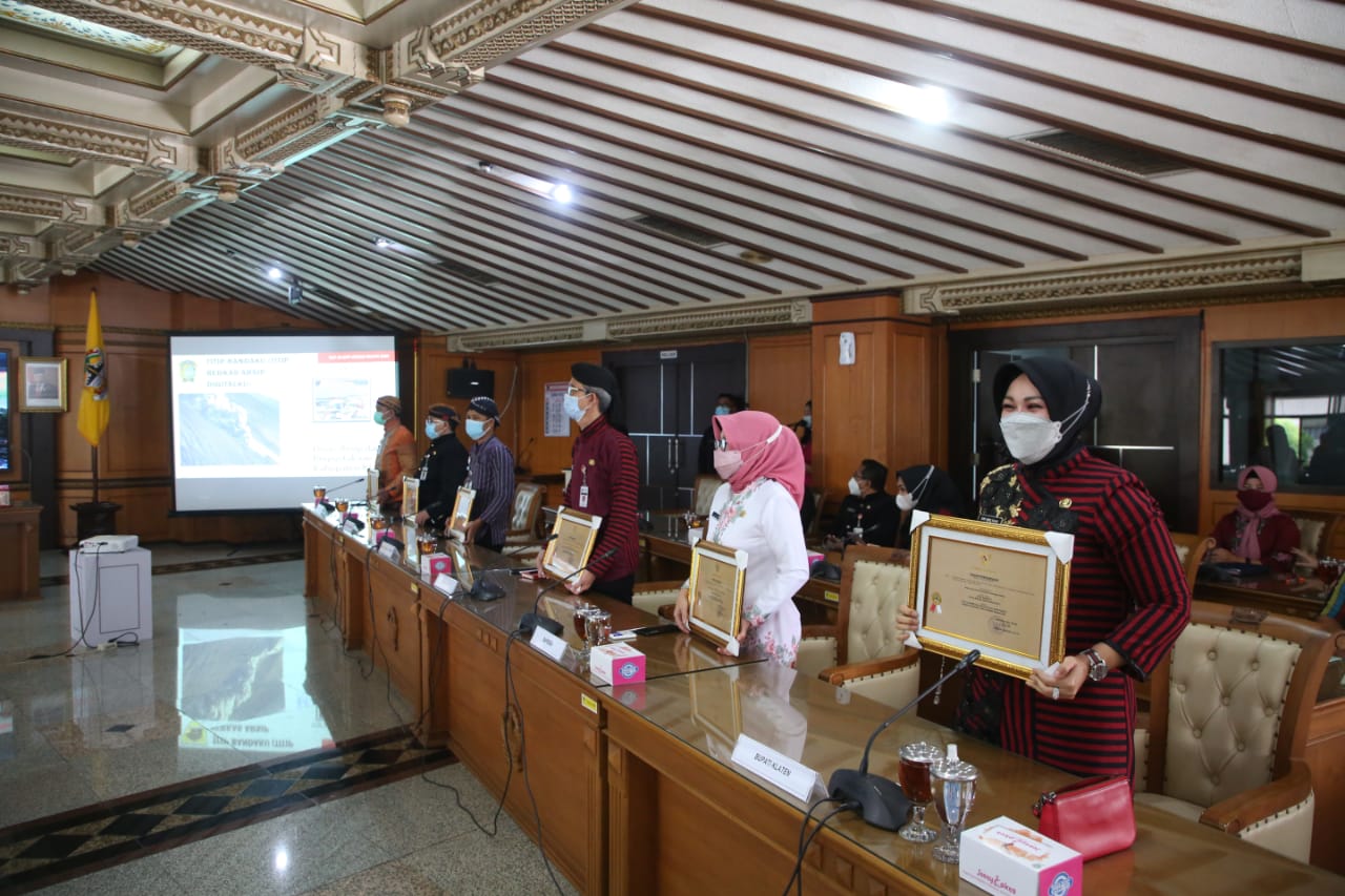 Lewat Inovasi Titip Bandaku, Bupati Klaten Sri Mulyani Meraih Penghargaan di Ajang KIPP Jateng 2020