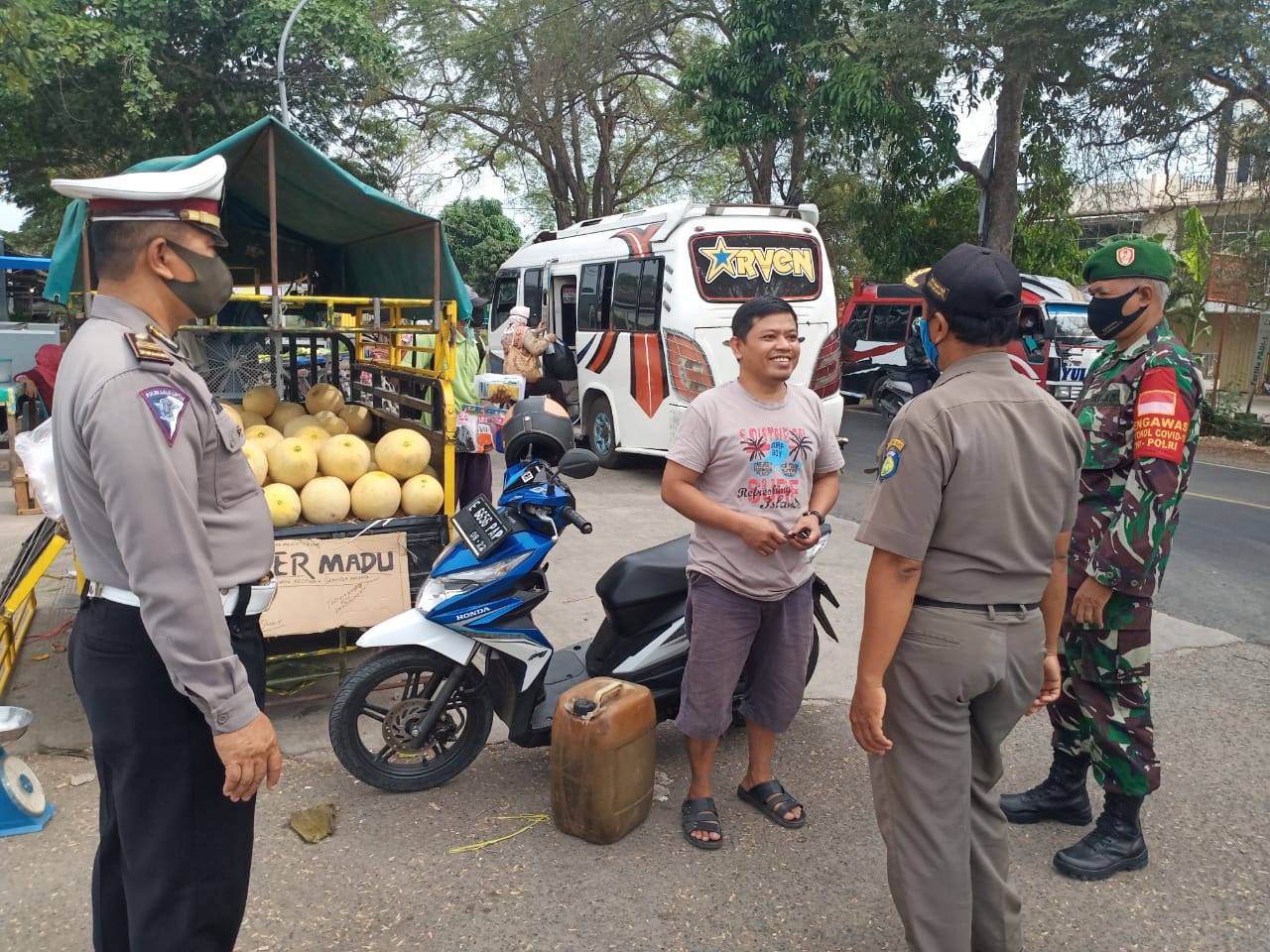 Polsek Karangampel Ajak Warganya Patuhi 3M
