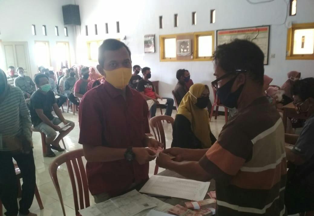 Warga Desa Bojong Minggir Saat Salurkan BLT Dana Desa Menerapkan Protkes Covid-19 Anjuran Pemerintah