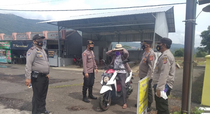 PPKM Darurat Hari Kedua di Majalengka Petugas Bagikan Masker, 5 Orang Pelanggar Diberi Sanksi