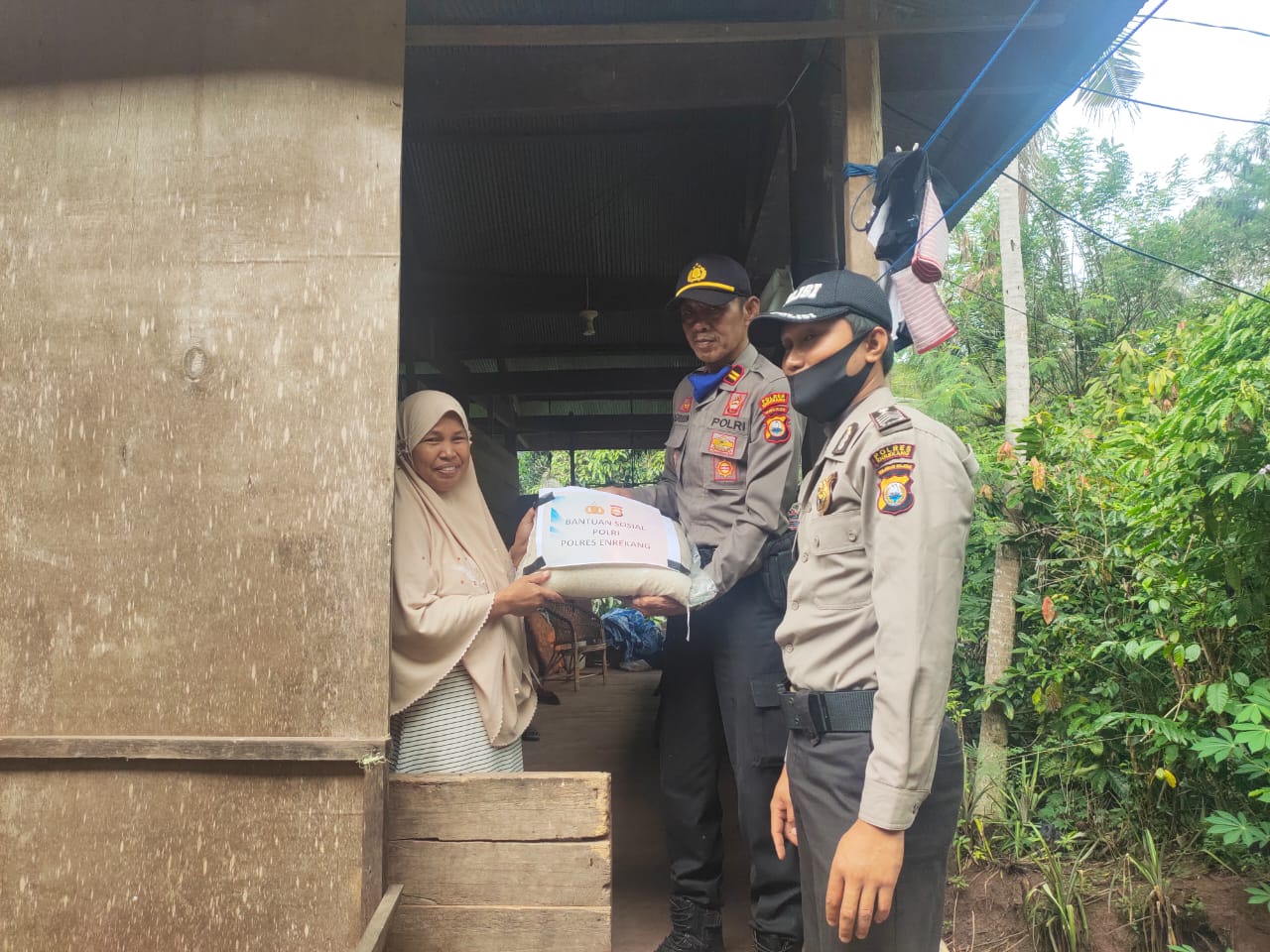 Salurkan Bantuan Beras Tahap II Kepada Masyarakat, Kapolsek Curio Turut Serahkan Langsung