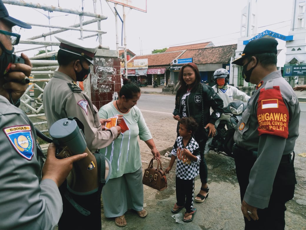 Polsek Kandanghaur Berikan Himbauan dan Sosialisasi 3M