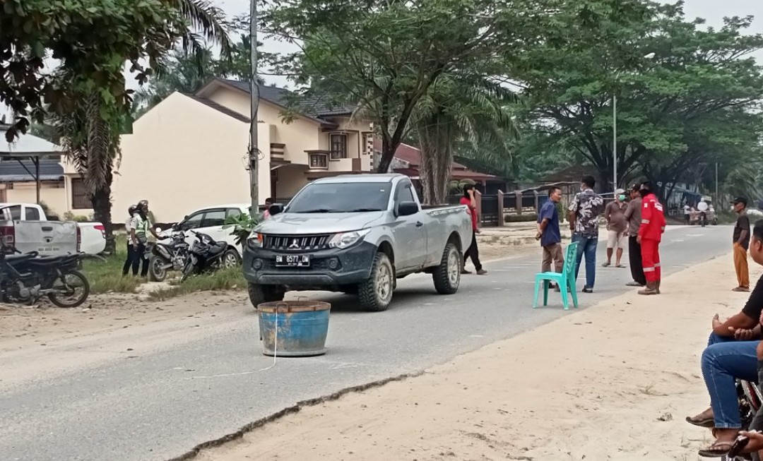 Tuntut Janji HKi 4B Perbaiki Jalan masyarakat. Puluhan Warga Blokir akses Jalan Batin Muajolelo Bengkalis