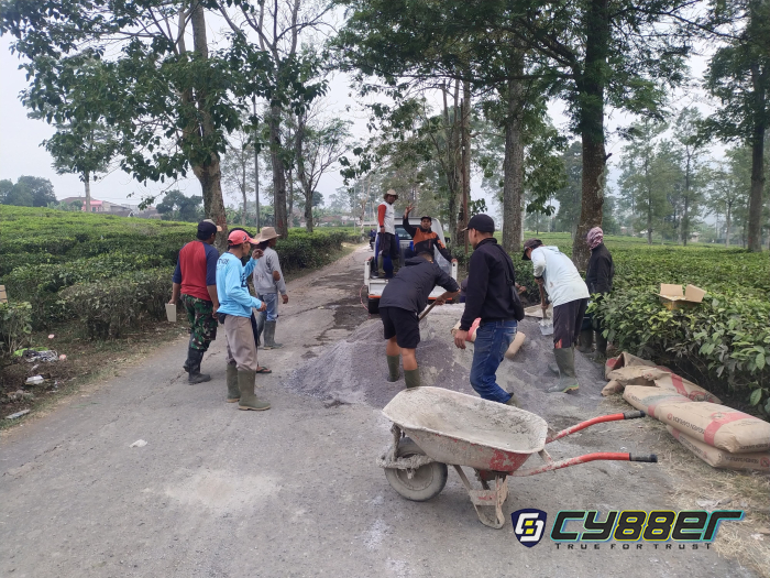 Swadaya Warga Giriawas Perbaiki Jalan Kabupaten yang Rusak Bertahun-tahun