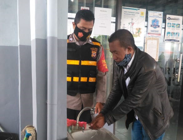 Tekan Angka Penderita Covid 19 Bhabinkamtibmas Bojongmalaka Himbau Prokes 3M di Wilayahnya