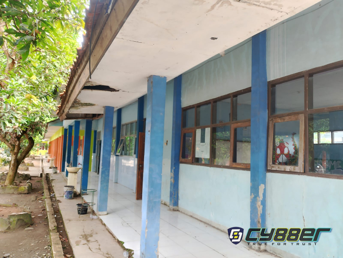 Bangunan di SMAN 1 Sumberjaya Nampak Tak Terawat, Warga : Kemana Dana BOS Reguler?