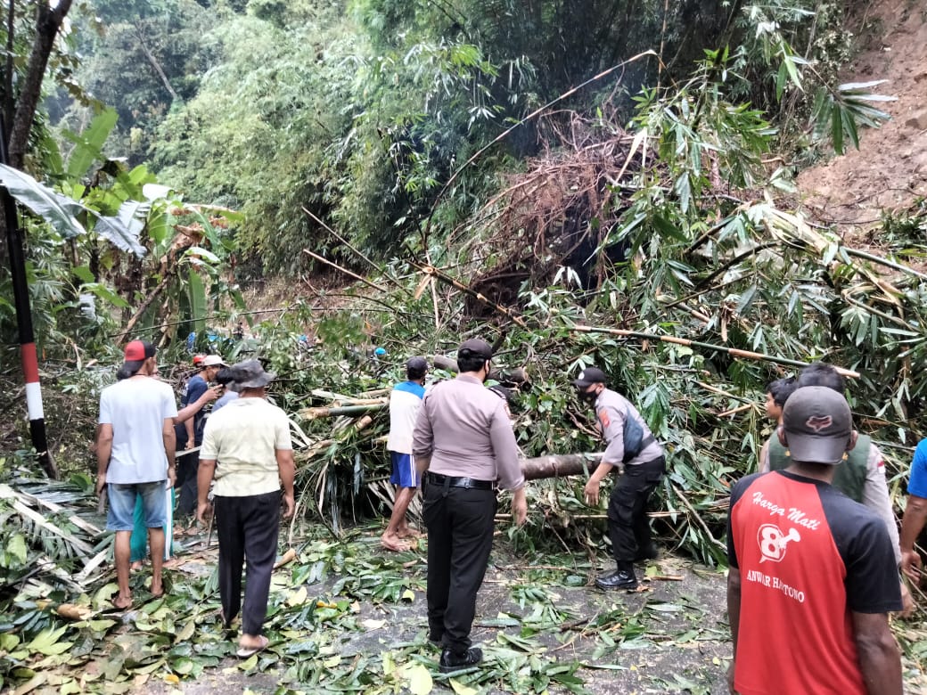 Sigap ! Personel Polres Banjar Polda Jabar Tangani Bencana Alam Longsor