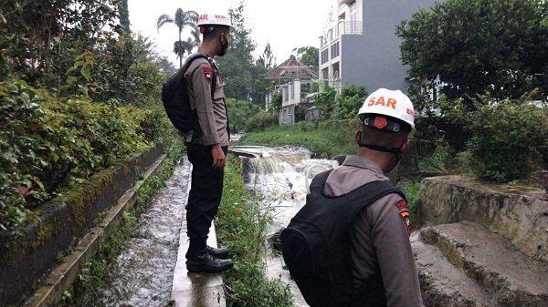 Tim SAR Sat Brimob Polda Jabar Patroli Debit Air ke Perum Grand Apple