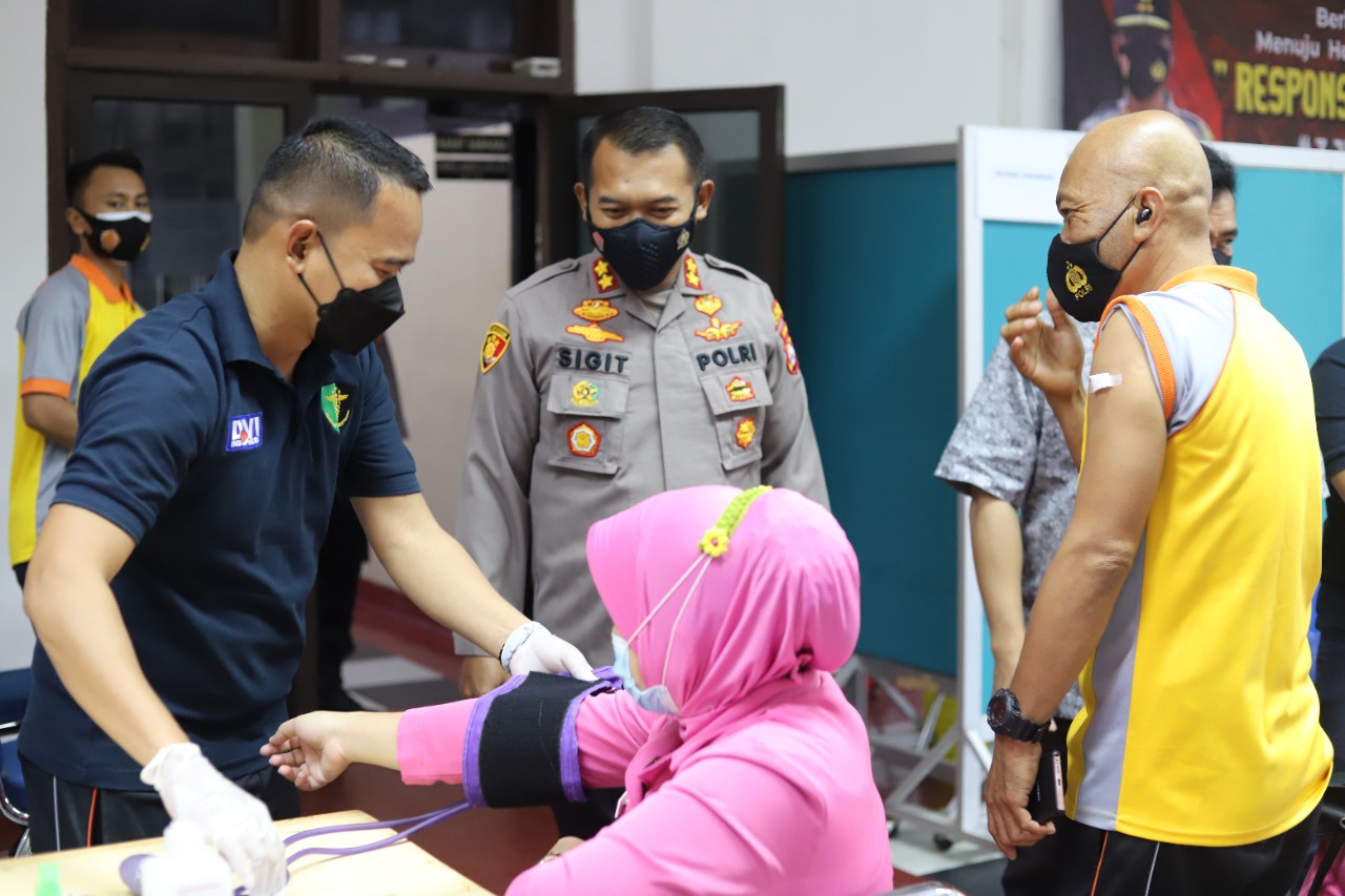 Sambut Hari Bhayangkara ke 75, Polres Cilegon Polda Banten Lakukan Vaksinasi Massal