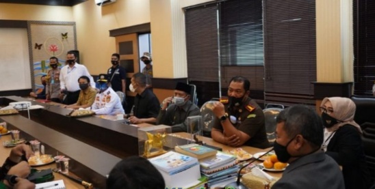 Bupati Garut, Rudy Gunawan, Pimpin Rapat Lanjutan Masa Darurat Covid-19 