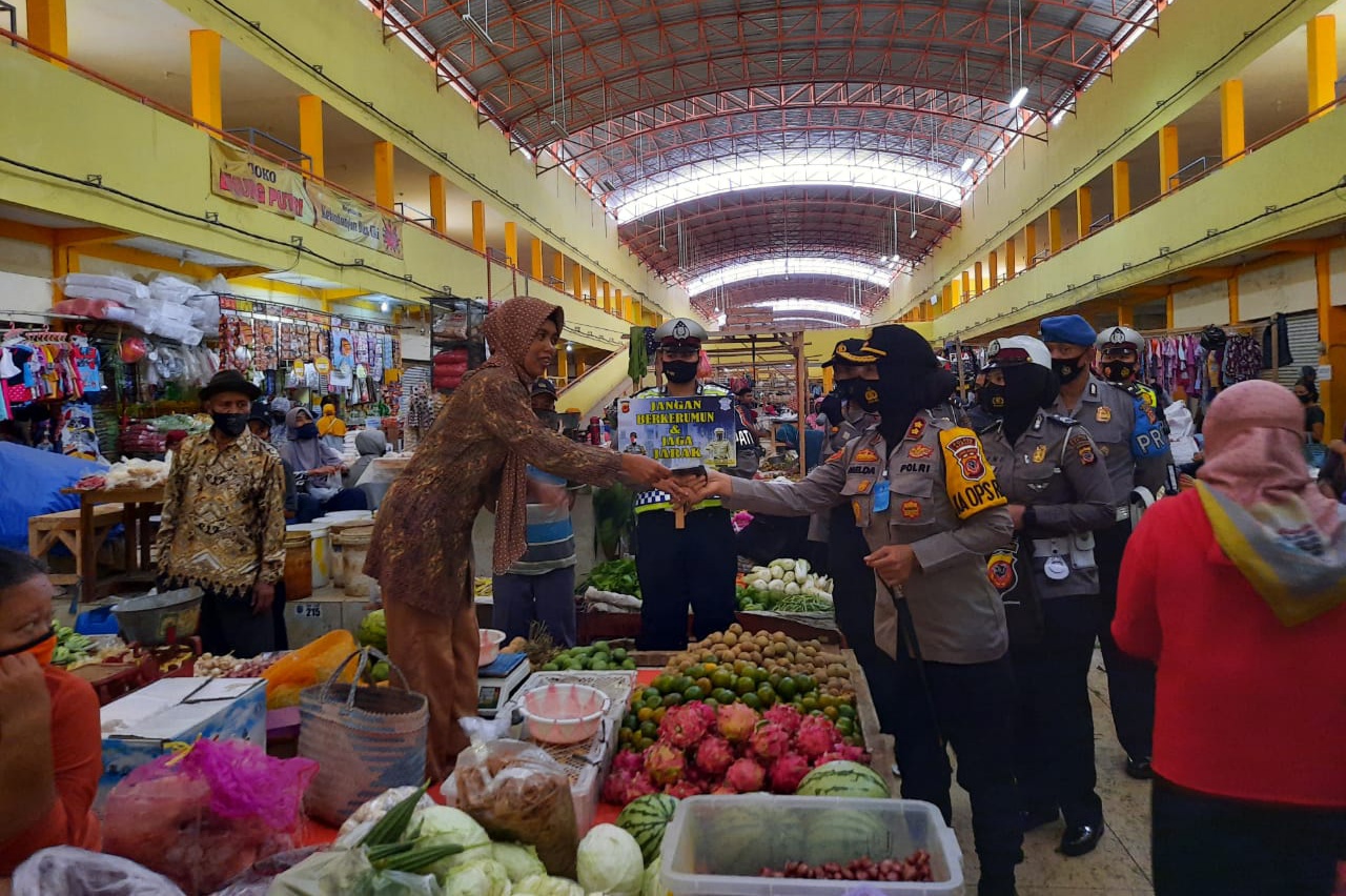 Terapkan 3M Prokes, Kapolres Banjar Polda Jabar Bagikan Masker di Pasar Langensari
