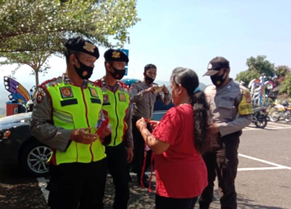 Sasar Obyek Wisata, Polres Majalengka Bagikan Masker Gratis dan Sosialisasikan 3M