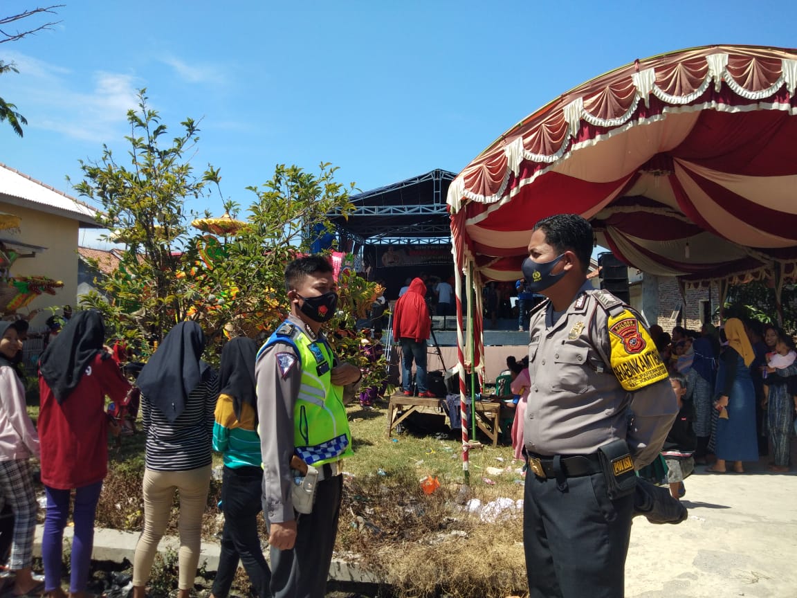 Sidak Hiburan, Bhabinkamtibmas Desa Parean Girang Imbau Warga Terapkan Protokol Kesehatan