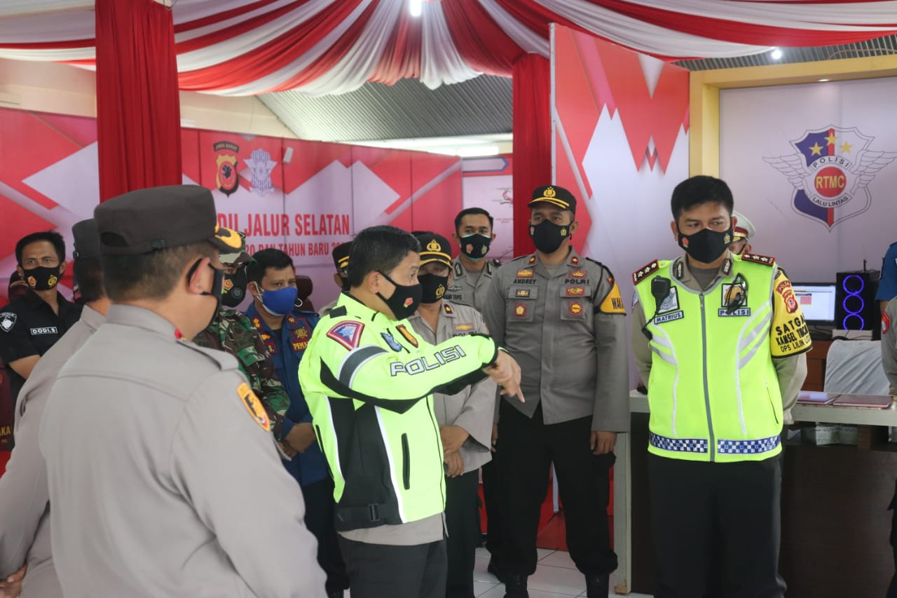 Kapolda Jabar Kunjungi Pos Terpadu GTC Limbangan, Berikan Bantuan Bekal Makanan dan Vitamin