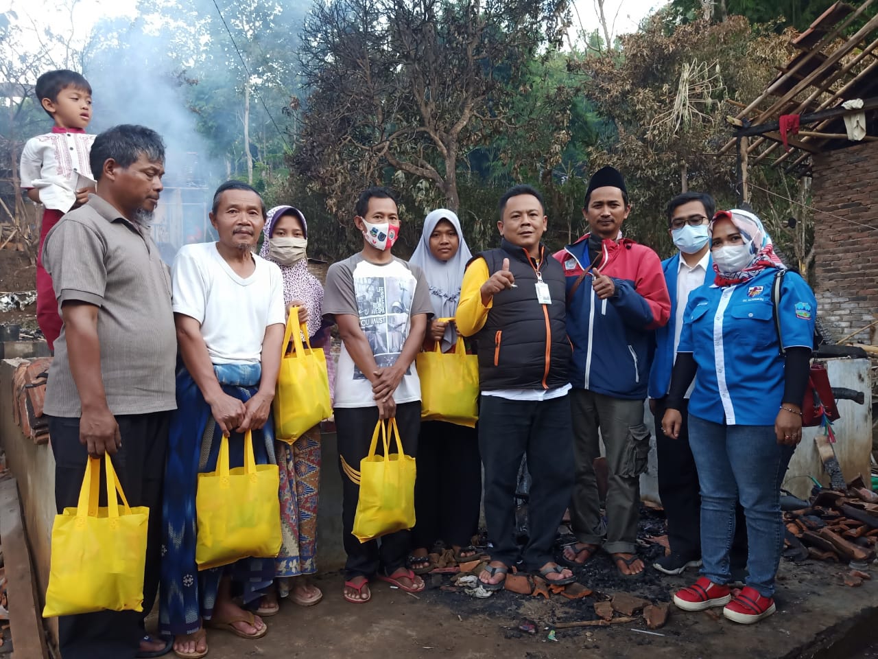 PK KNPI Kecamatan Bayongbong Kunjungi Korban Kebakaran di Kampung Ciujung