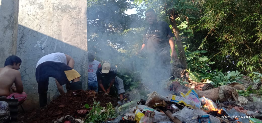 Warga Kademangan Setu Gorong Royong Bersihkan Lingkungan