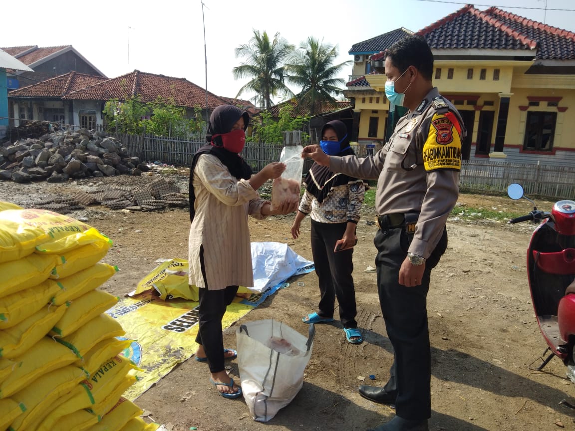 Kapolsek Kandanghaur Pimpin Anggotanya Untuk Kawal Pendistribusian KPM Kemensos RI