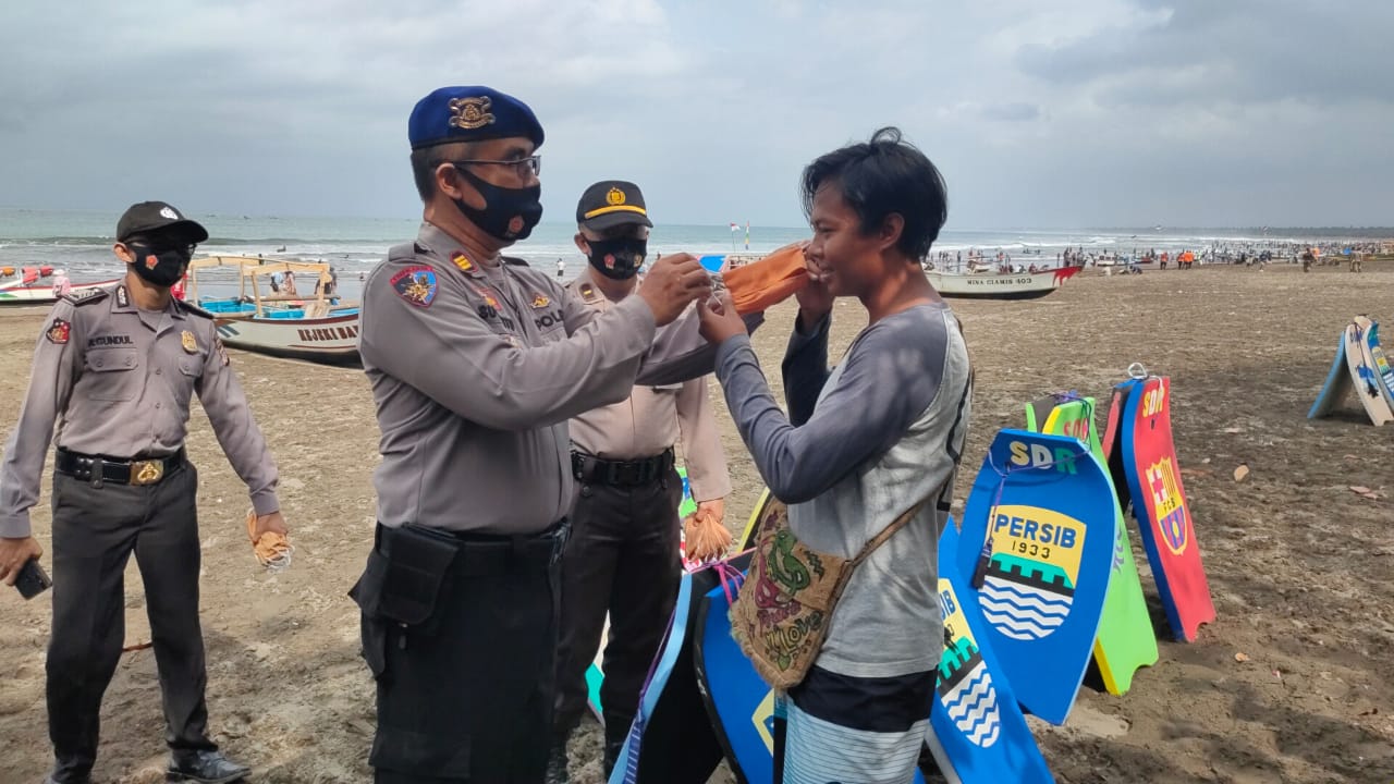 TNI Polri Bersinergi Laksanakan Pendisiplinan Protokol Kesehatan di Lokasi Wisata Pangandaran