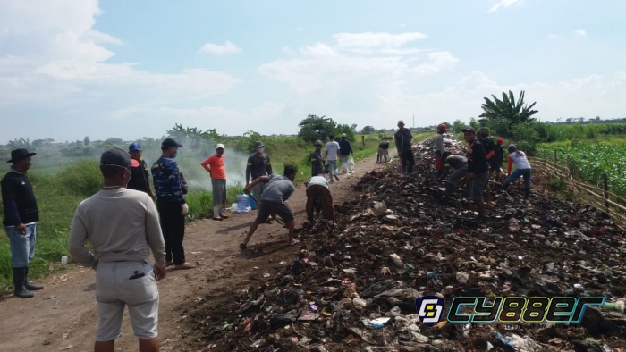 Peduli Lingkungan, LSM GMBI KSM Babakan Pabedilan Distrik Cirebon Raya Baksos Besihkan Sampah