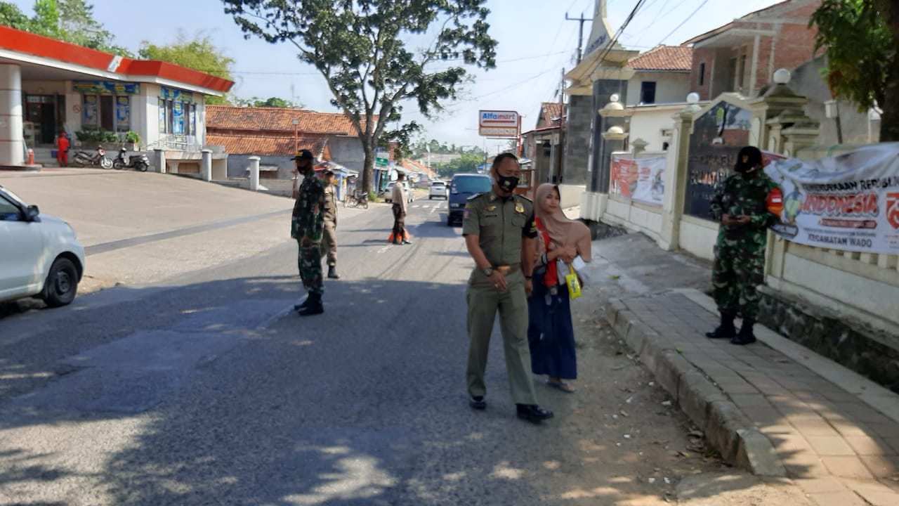 Tanggulangi Penyebaran Covid-19, Polsek Wado Bersama Tim Gabungan Berikan Sanksi Pada Pelanggar Protokol Kesehatan