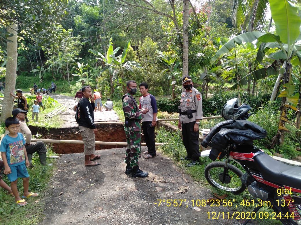 Jembatan Cimuncang Ambruk Akibat Curah Hujan Tinggi 