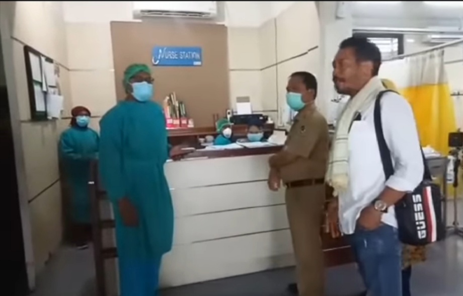 Saat Ditantang Debat Oleh Salah satu Ormas Di Banyuwangi Karena Jemput Paksa Tetangganya Yang Positif Covid 19 Yunus Hanya Tersenyum"Dia Itu siapa kok ngajak Debat saya"