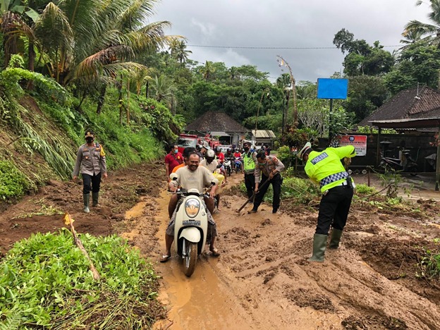 Kapolres Bangli Pimpin Penanganan BencanaTanah Longsor dan Banjir di Bangli