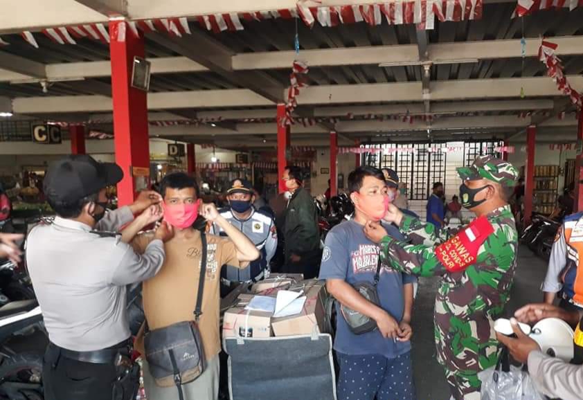 Polsek Jatiwangi Bersama Tiga Pilar Sosialisasikan 3 M Kepada Pengunjung Pasar Tradisional 