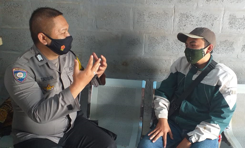 Menjelang Tahun Baru Bhabinkamtibmas Andir Polsek Baleendah Memberikan Himbauan Covid 19