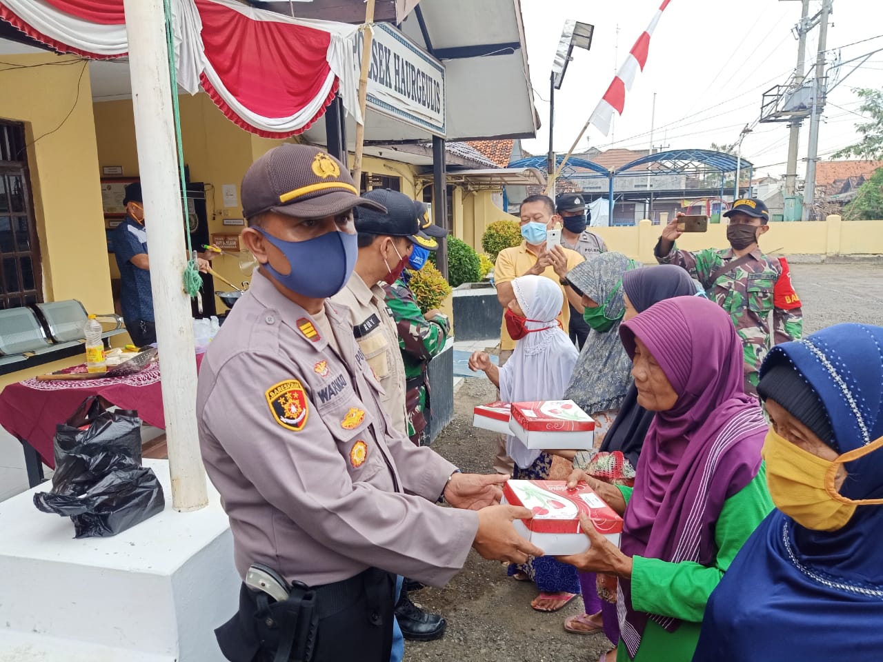 Polsek Haurgeulis Bersama Tiga Pilar Bagikan 500 Nasi Kotak dan Takjil